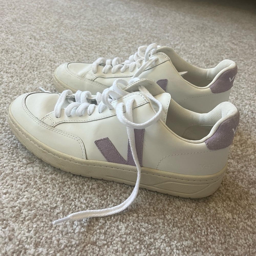 VEJA V-12 LEATHER SNEAKER IN WHITE/PURPLE !!